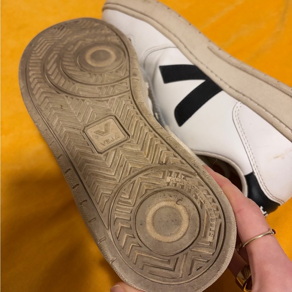 Veja Women’s v-10 sneakers - Picture 5 of 5